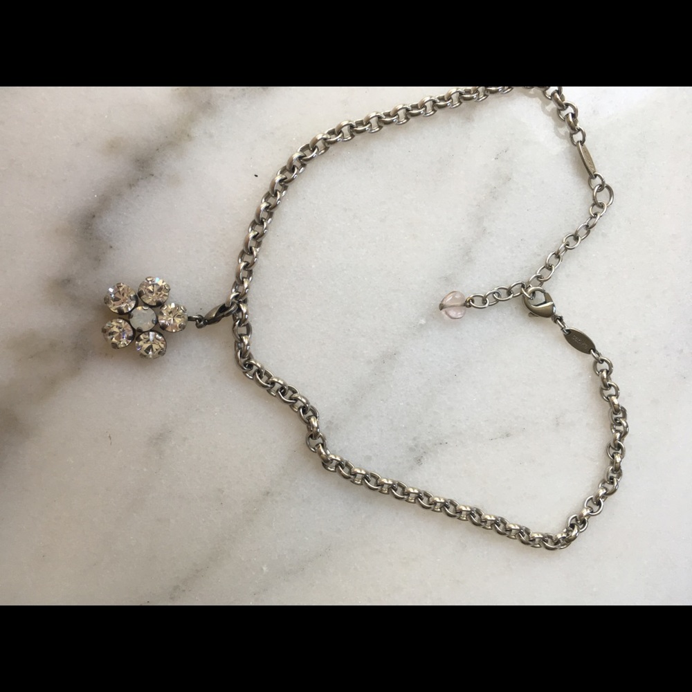 Sabika necklace with a flower charm